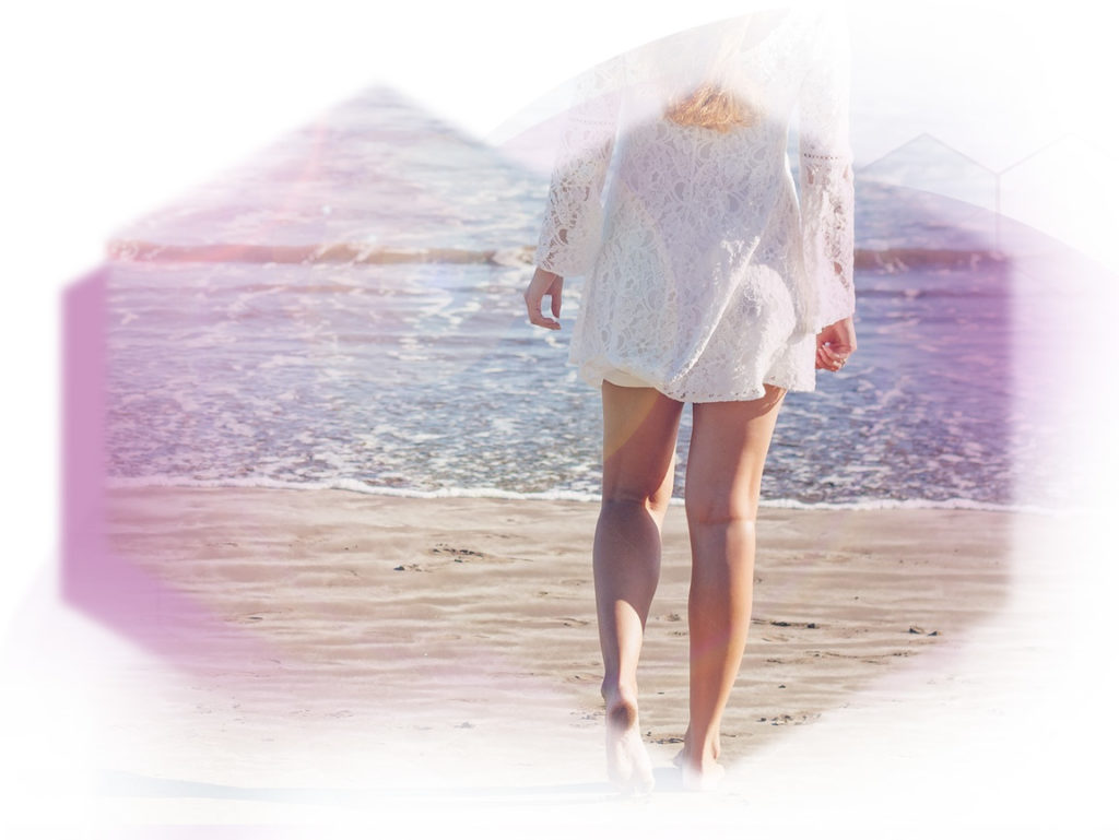 Wabenbild Frau am Strand mit glatten Beinen