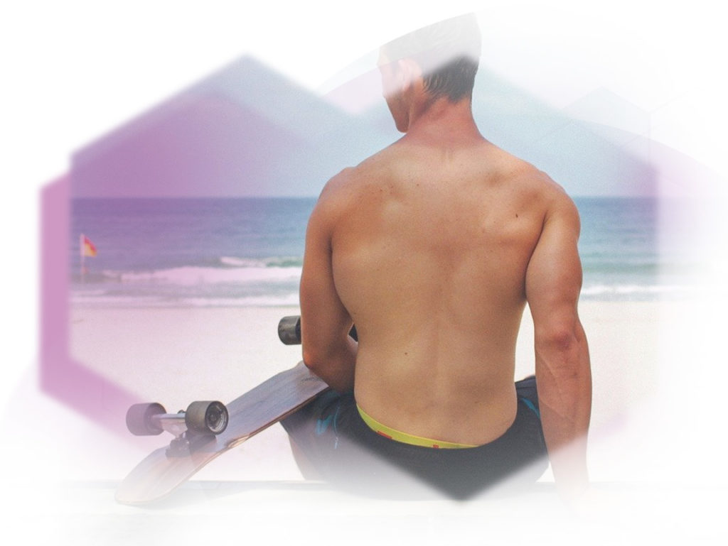 Mann am Strand mit Skatboard haarloser Rücken